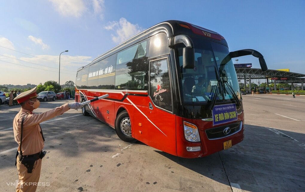 Chiếc xe trên phải quay đầu, không được vào Hà Nội do tài xế và phụ xe không có giấy xét nghiệm âm tính Covid-19. Ảnh: VNE.