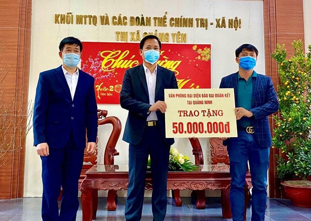 Ông Trần Việt Phương, Phụ trách Văn phòng đại diện Báo Đại Đoàn Kết tại Quảng Ninh trao 100 suất quà Tết tặng các hộ gia đình mới thoát nghèo trên địa bàn thị xã cho Thường trực Ủy ban MTTQ Việt Nam thị xã Quảng Yên. Ảnh: Tháng 2/2021.