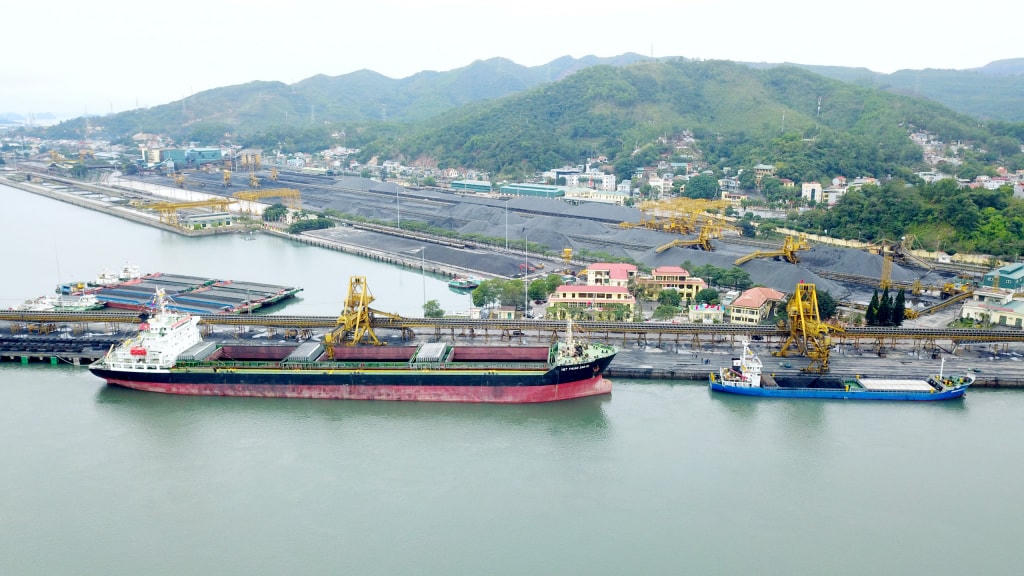 2 tàu đầu tiên "xông" Cảng Cẩm Phả ngày mùng 1 Tết Nhâm Dần. Ảnh: QMG