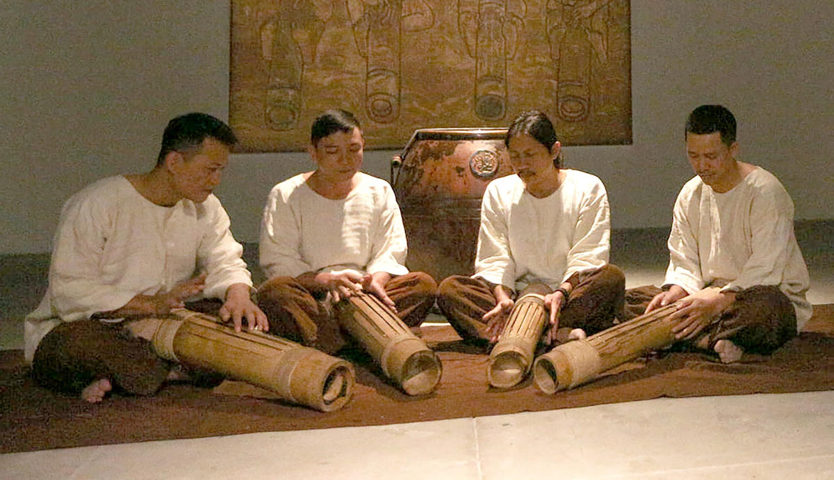 Biểu diễn nhạc cụ làm từ tre.