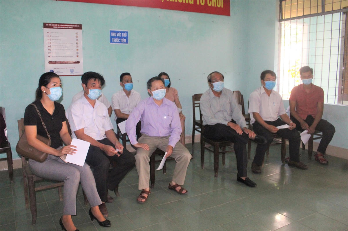 Nhiều người chờ đến lượt mình vào tiêm vaccine Covid-19.