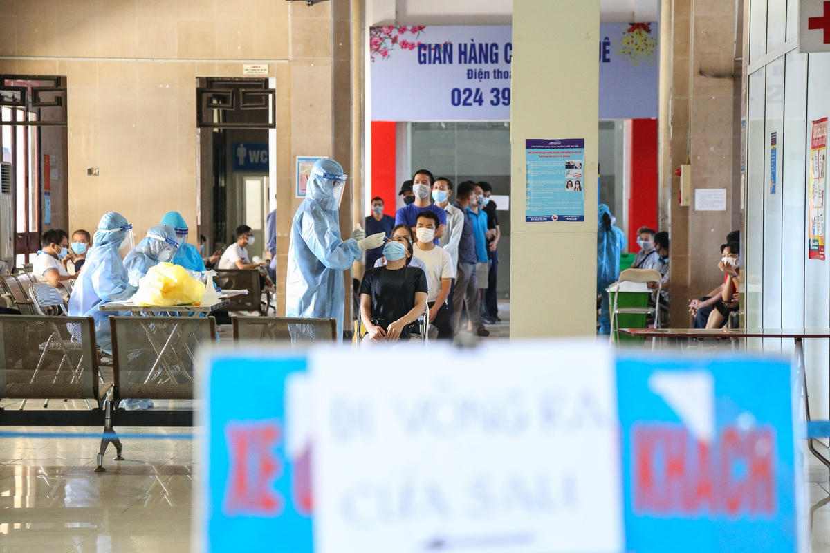 Tại điểm xét nghiệm tại ga Hà Nội (Lê Duẩn, quận Đống Đa), các nhân viên y tế liên tục hoạt động nhằm lấy mẫu tất cả các nhân viên đường sắt cũng như người lao động, shipper,...hoạt động, sinh sống tại khu vực này.