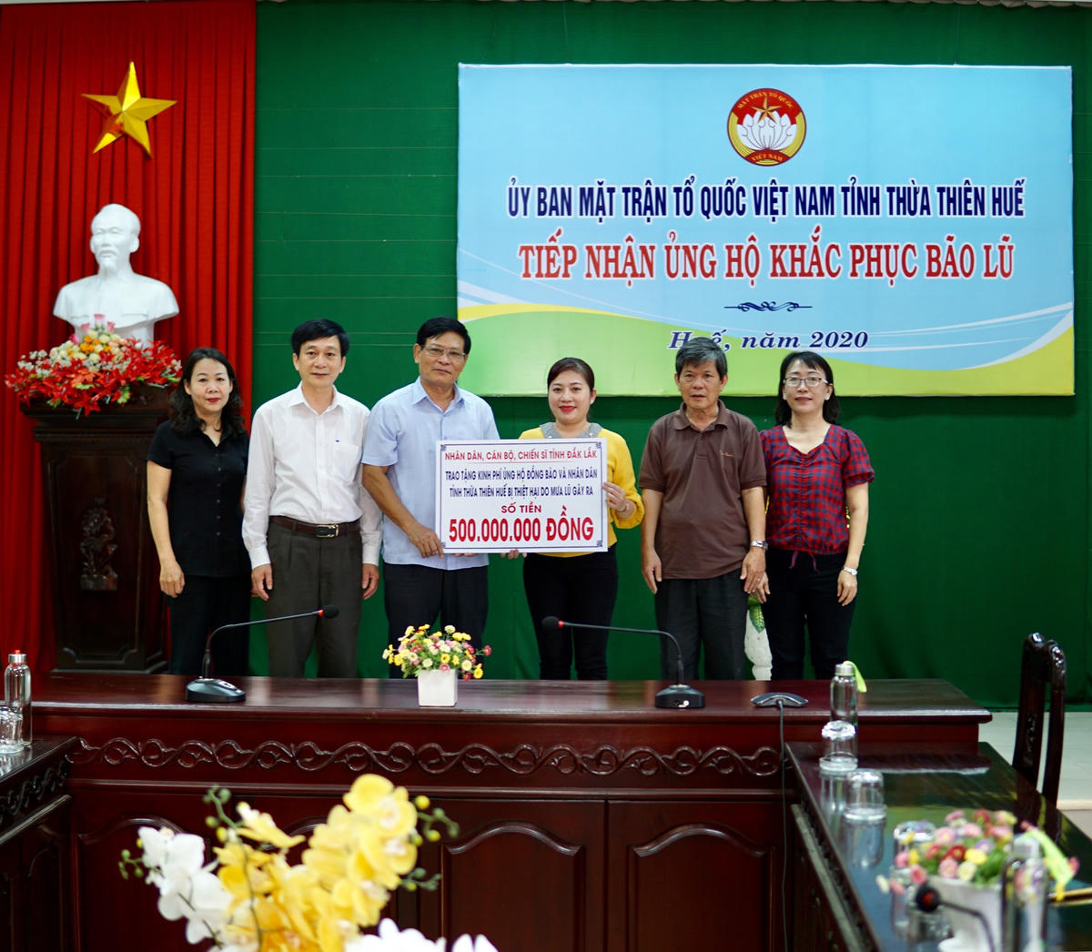 Tiếp nhận tiền ủng hộ của Đắk Lắk