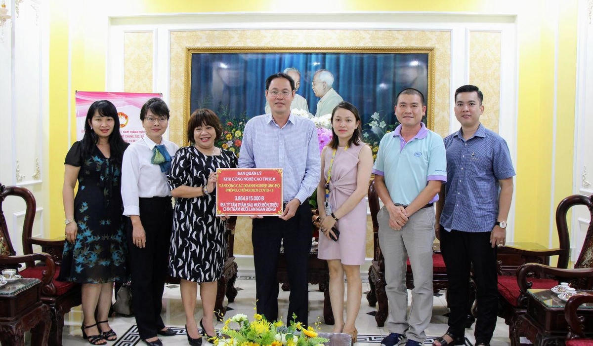 Ủy ban MTTQ TP HCM tiếp nhận kinh phí hỗ trợ từ các cơ quan, đơn vị cho công tác phòng, chống dịch Covid-19.
