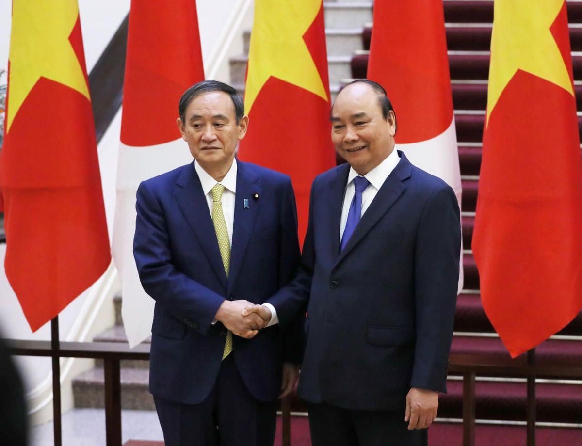 Thủ tướng Nguyễn Xuân Phúc và Thủ tướng Nhật Bản Suga Yoshihide tại lễ đón. Ảnh: Quang Vinh.