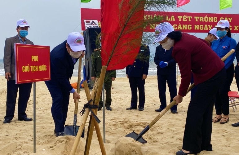 Phó Chủ tịch nước Đặng Thị Ngọc Thịnh trồng cây tại lễ phát động.
