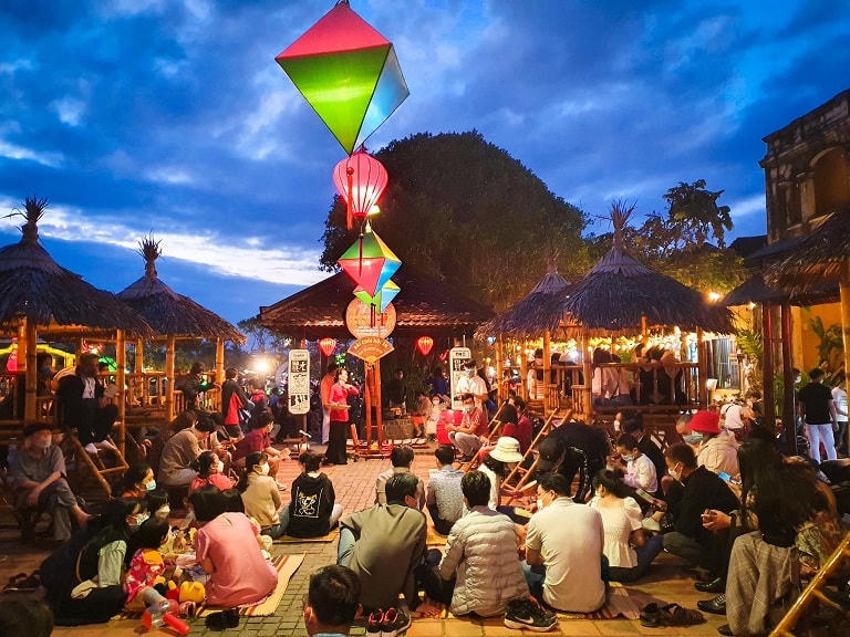 Lễ hội bài chòi ở phố cổ Hội An thu hút nhiều khách. 