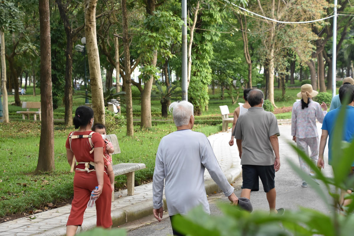 Công viên Cầu Giấy là một trong những địa điểm thu hút nhiều người dân Thủ đô tới vui chơi, tập thể dục. Là một trong những công viên lớn, được đầu tư xây dựng bài bản.