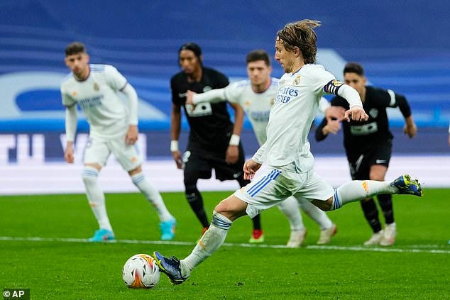 Modric rút ngắn tỷ số xuống 1-2 cho Real Madrid trên chấm phạt đền.