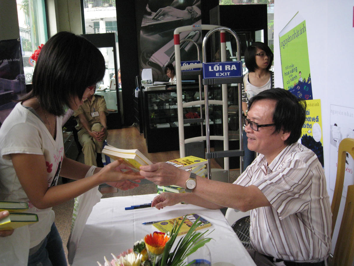 Nhà văn Nguyễn Nhật Ánh trong một buổi giao lưu với độc giả.