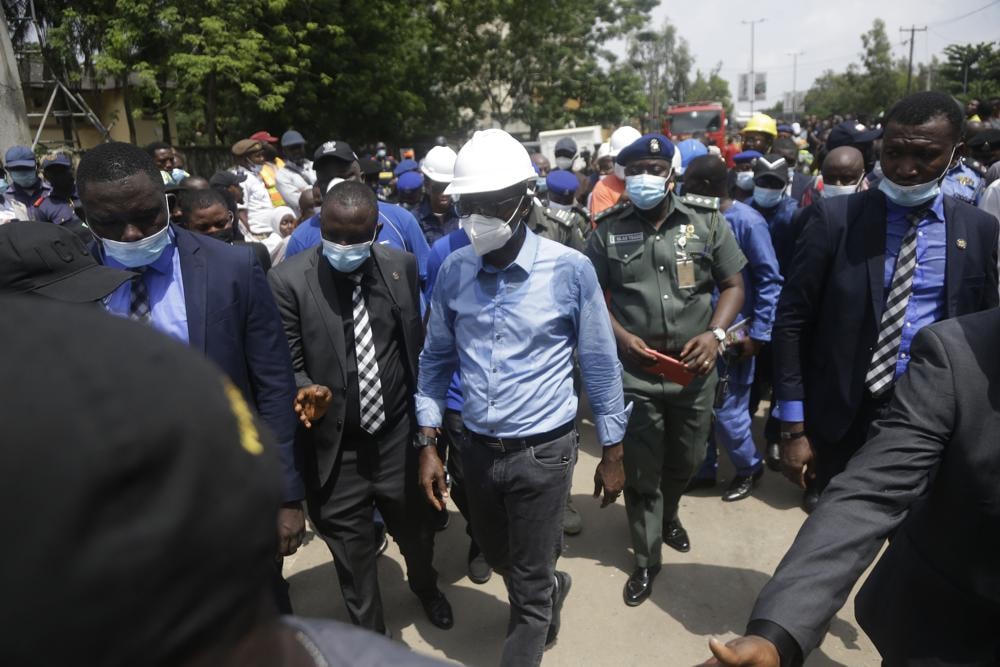 Thống đốc Lagos Babajide Sanwo-Olu có mặt tại hiện trường vụ sập chung cư ở Nigeria. Ảnh: AP.