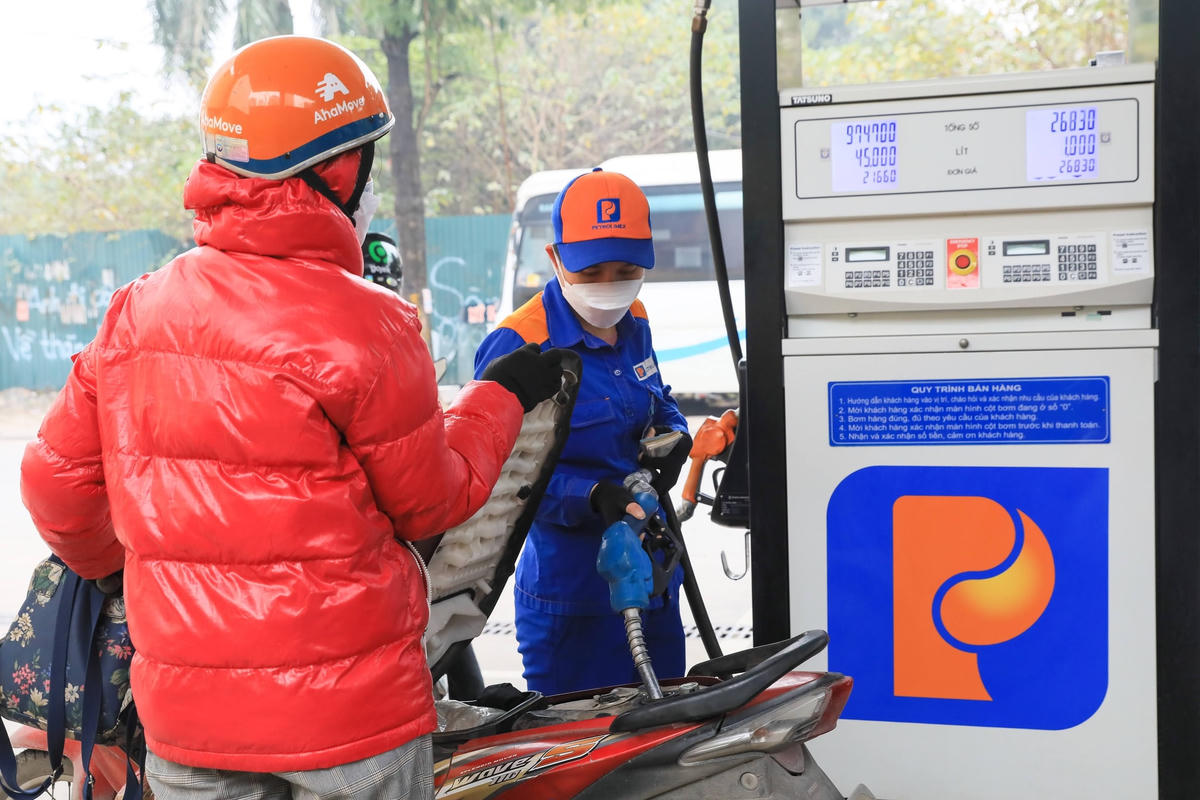 Việc phải trả mức thuế, phí xăng dầu quá cao khiến đời sống của DN và người dân thêm khó khăn. Ảnh: Quang Vinh.  