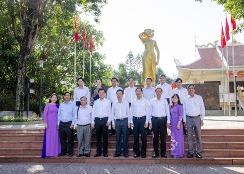 Đoàn công tác dâng hương và chụp hình lưu niệm với lãnh đạo tỉnh tại Đền thờ Anh hùng liệt sĩ Võ Thị Sáu. Ảnh: Nông Ngân.