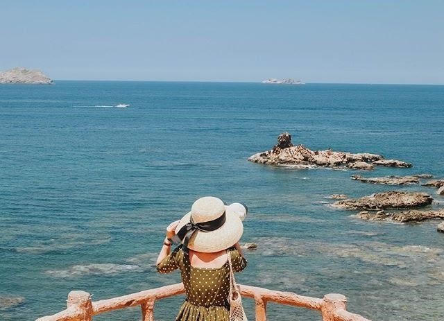 Ảnh 7: Nước biển Quy Nhơn trong vắt mê hoặc lòng người (Ảnh: @hoanglinhha)