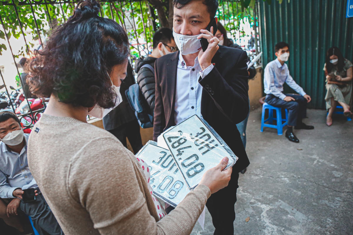 Một người dân không khỏi vui mừng vì nộp hồ sơ từ sáng mà đến chiều mới nhận được biển số xe.