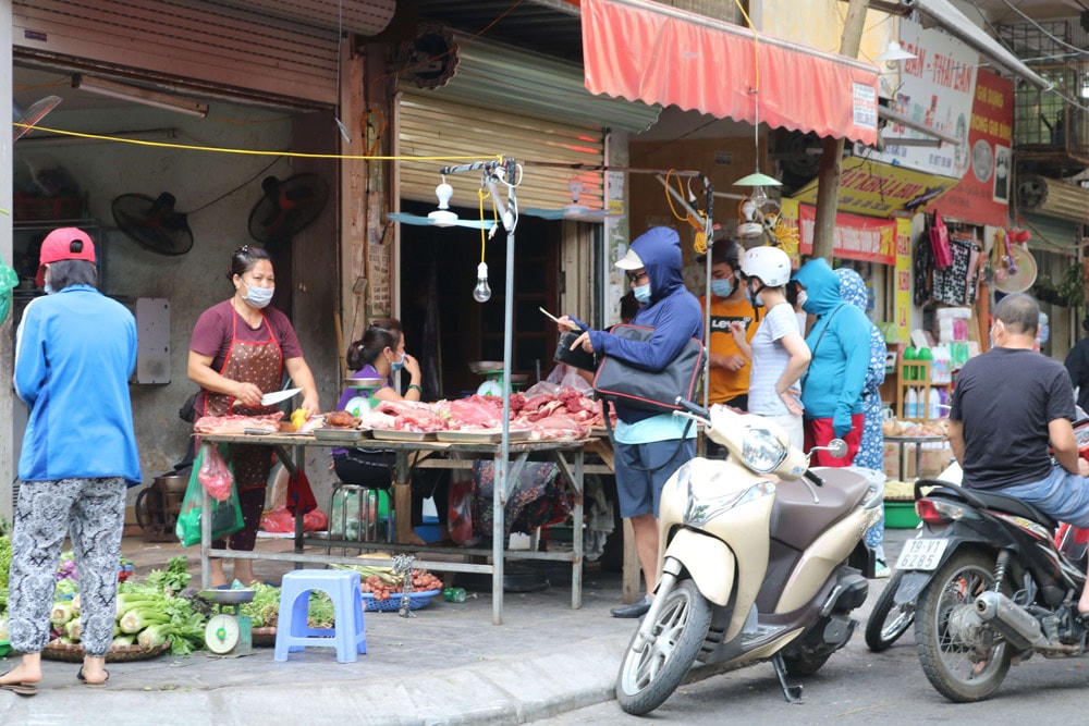 Tuy nhiên, tại một quầy bán thịt, người mua đứng cách nhau chỉ chưa đầy một khuỷu tay.