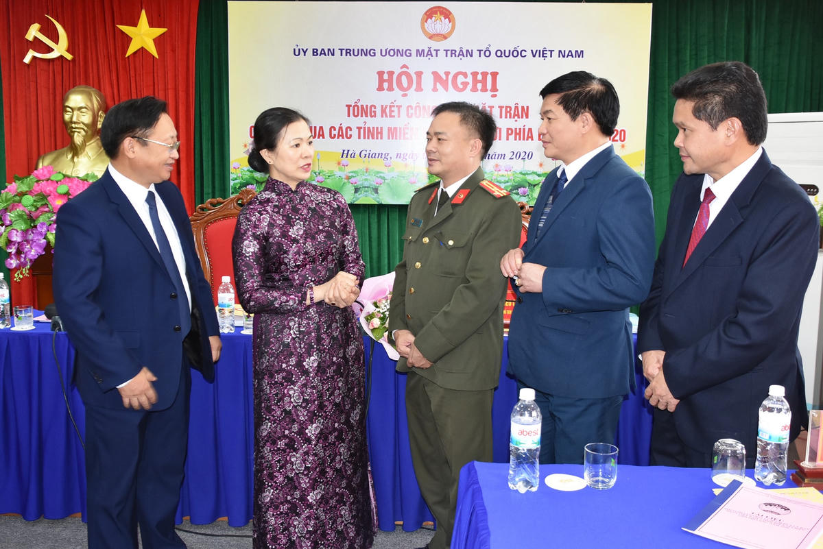 Phó Chủ tịch Trương Thị Ngọc Ánh trao đổi với các đại biểu dự Hội nghị.