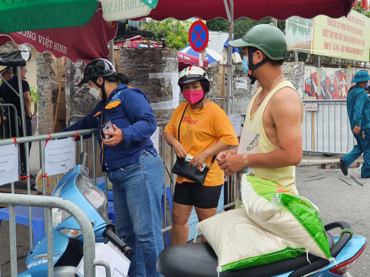 Tuy nhiên, nhiều người dân vẫn tự ý ra chốt chặn để nhận đồ, nhu yếu phẩm cần thiết.