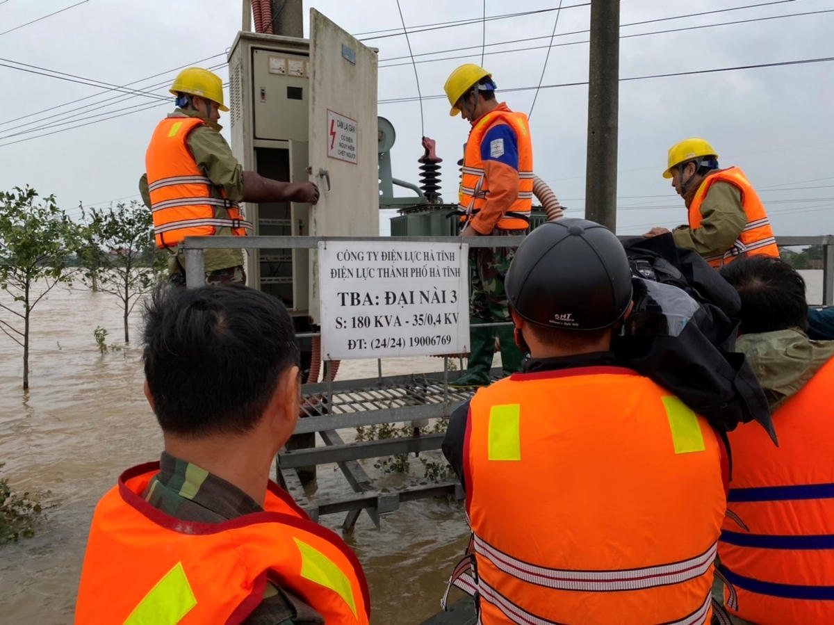 Điện lực Thành phố cô lập trạm biến áp Đại Nài 3 để đóng điện đường dây trục chính 374E18.1 cấp điện mạch vòng cho huyện Cẩm Xuyên.