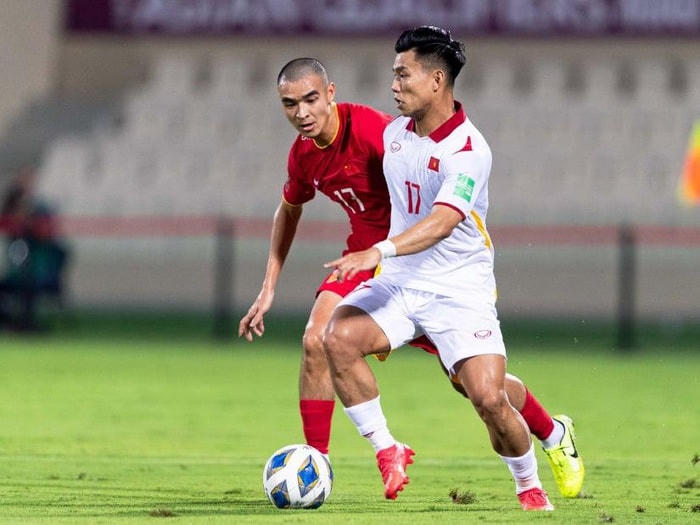 Văn Thanh gặp nhiều khó khăn bên cánh phải.