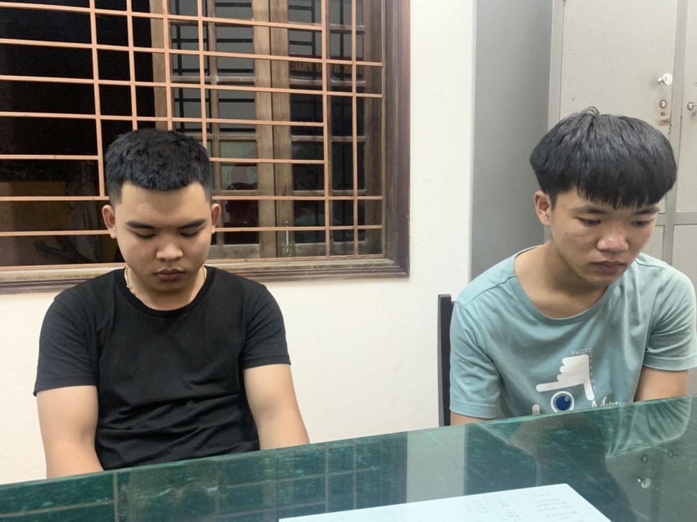 Hai đối tượng Hoàng Xuân Cao và Lê Văn Duẫn tại cơ quan Công an. Ảnh: Công an Hà Tĩnh
