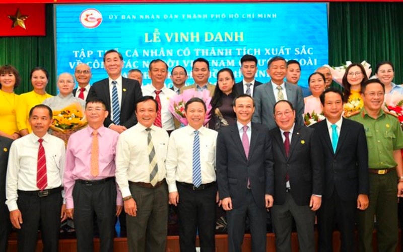 Phó Chủ tịch UBND TP HCM Dương Anh Đức chúc mừng các tập thể, cá nhân tại lễ vinh danh tập thể, cá nhân có thành tích xuất sắc về công tác người Việt Nam ở nước ngoài tại TP HCM (Ảnh: Việt Dũng)