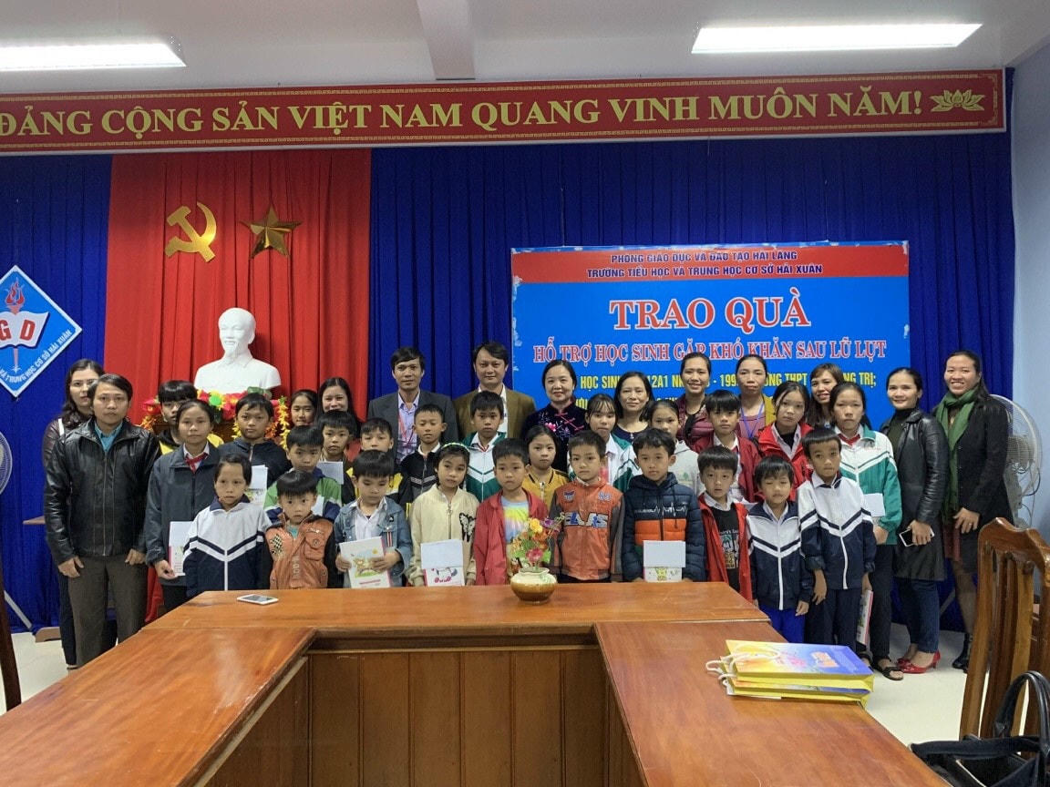 Vụ thư viện tặng sách cho đồng bào Quảng Trị