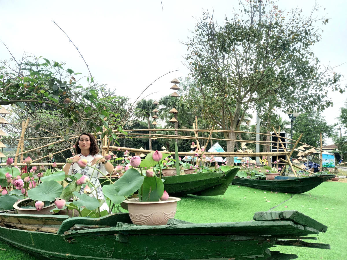 Không gian trưng bày sen thu hút nhiều du khách chụp ảnh.