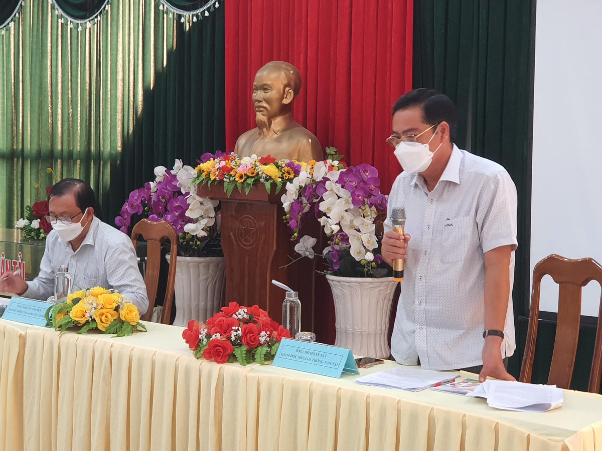 Ông Hồ Hoàn Tất – Giám đốc Sở giao thông vận tải tỉnh Cà Mau cung cấp thông tin cho báo chí trong  buổi họp báo. 