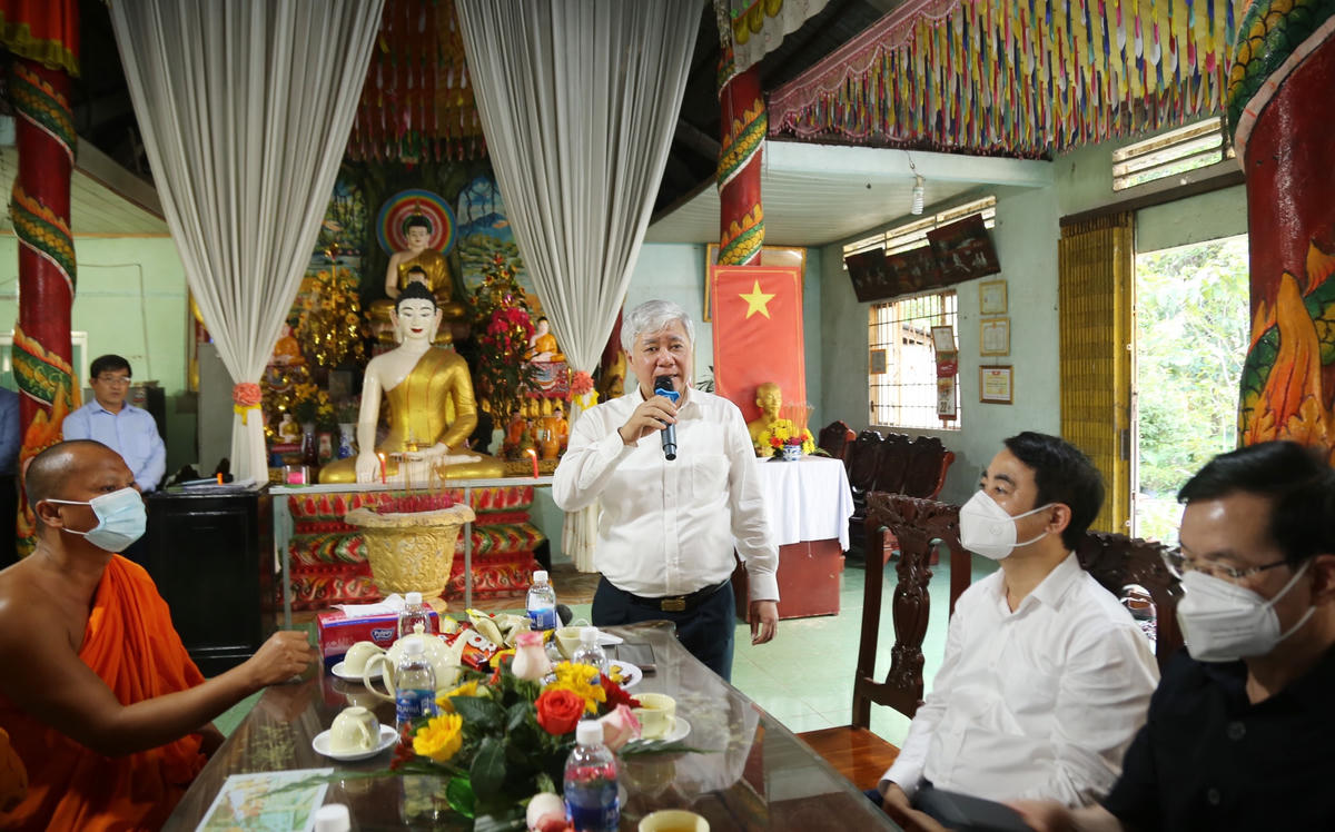 Chủ tịch Đỗ Văn Chiến chúc Tết bà con đồng bào Khmer và phát biểu tại buổi tặng quà. 