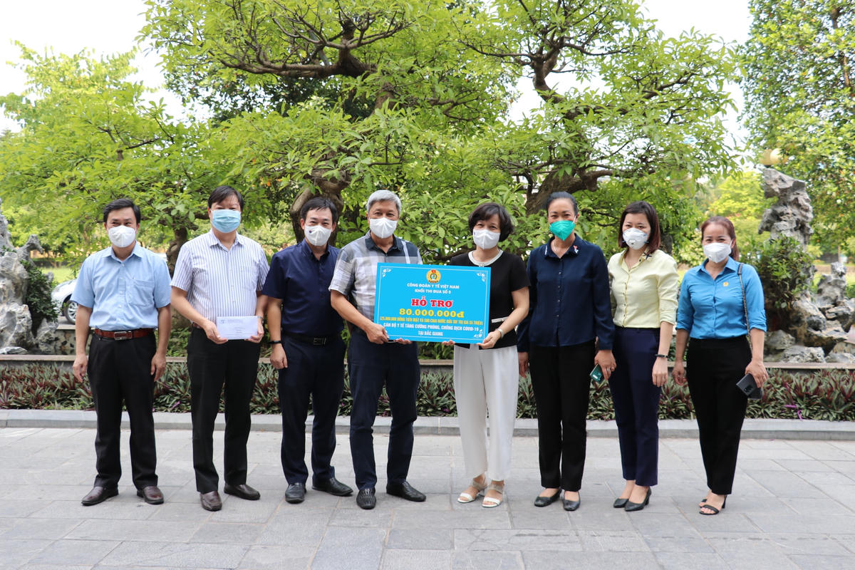 Khối thi đua số 9 thuộc Công đoàn Y tế Việt Nam trao ủng hộ cho Bộ phận thường trực đặc biệt của Bộ Y tế và đội ngũ cán bộ y tế tăng cường tại Bắc Giang.