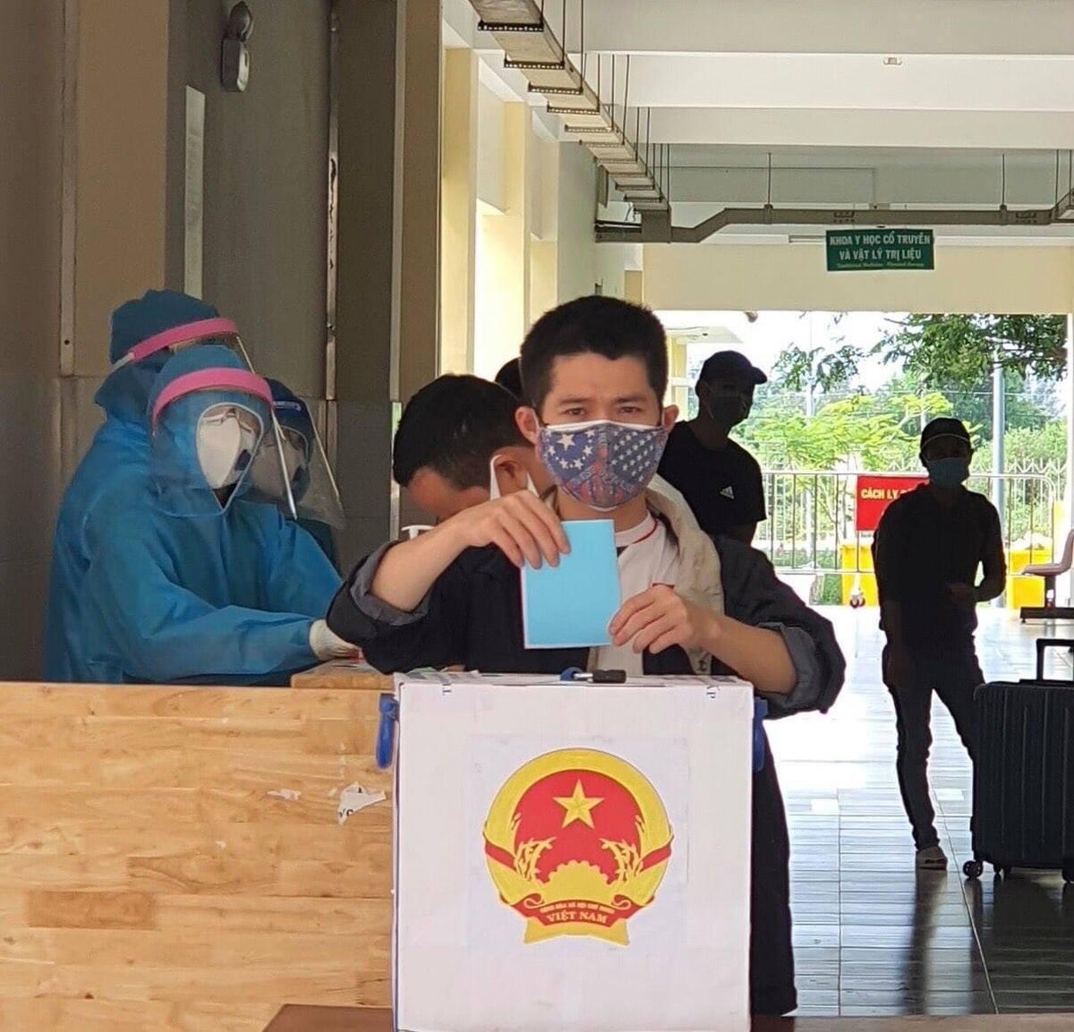 Bỏ phiếu bầu cử ở khu cách ly, bệnh viện điều trị Covid-19 có gì đặc biệt?