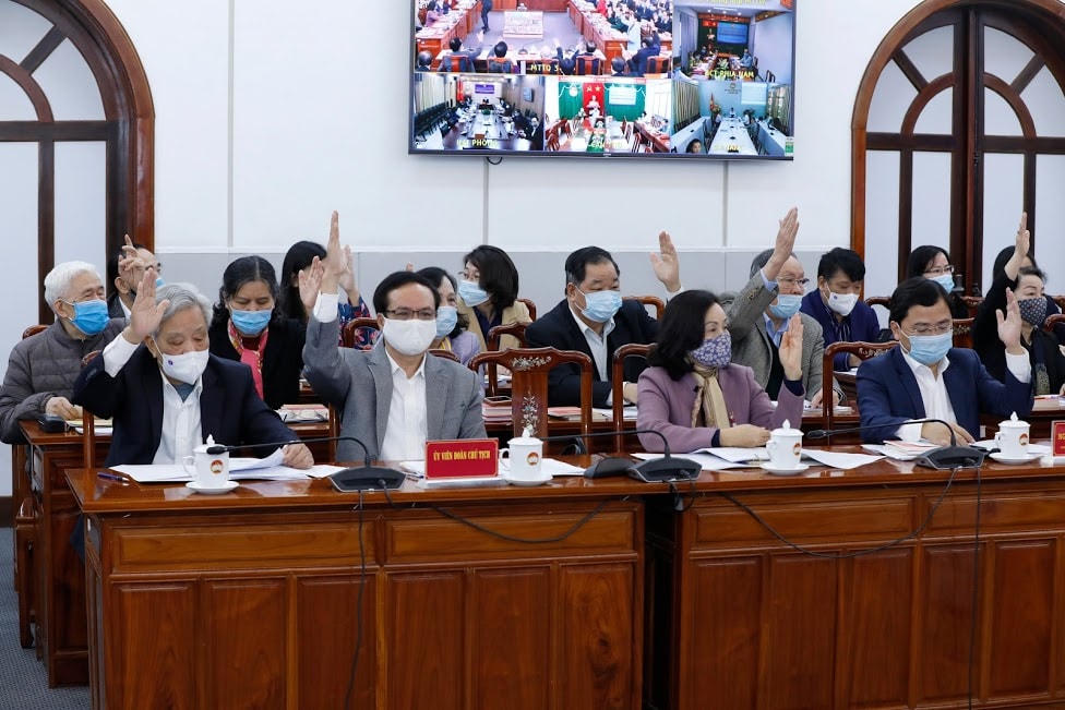 Các đại biểu biểu quyết tại Hội nghị hiệp thương lần thứ nhất của Đoàn Chủ tịch UBTƯ MTTQ Việt Nam. Ảnh Quang Vinh.