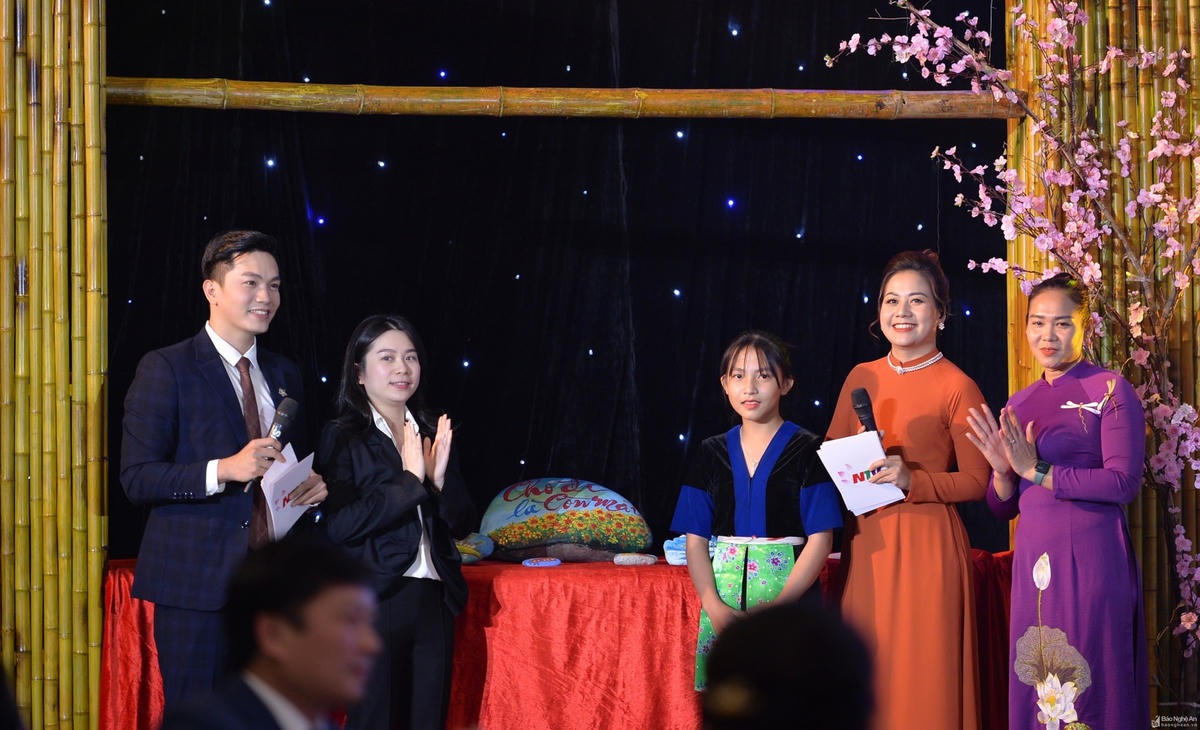 Cũng tại chương trình, viên đá có dòng chữ "Cho đi là còn mãi" được đấu giá 600 triệu đồng. Toàn bộ số tiền này được ủng hộ vào quỹ Tết vì người nghèo Xuân Nhâm Dần 2022.