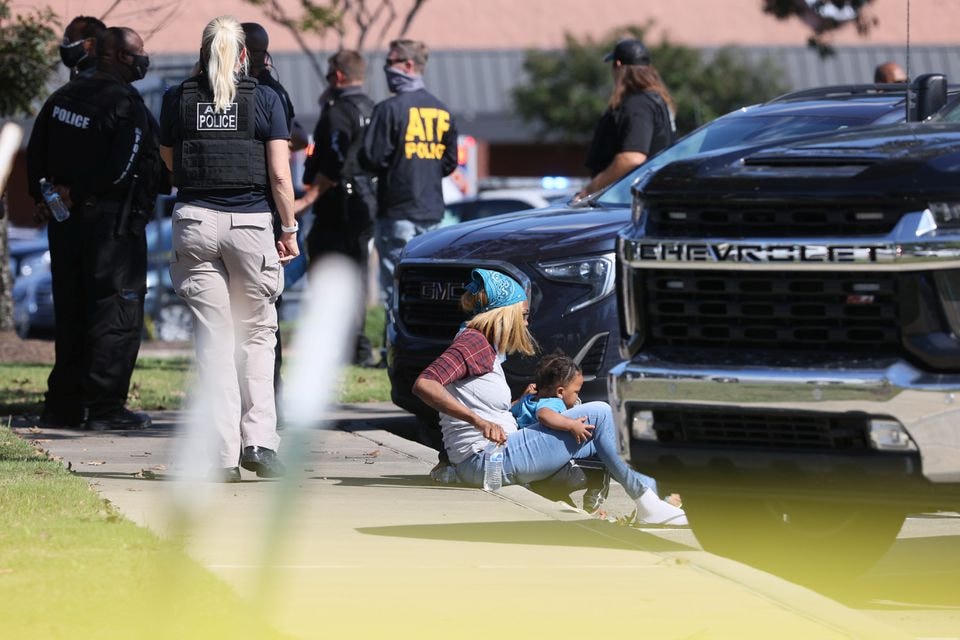 Lực lượng chức năng ứng phó khẩn cấp tại siêu thị Kroger ở ngoại ô Memphis, Tennessee. Ảnh Reuters.