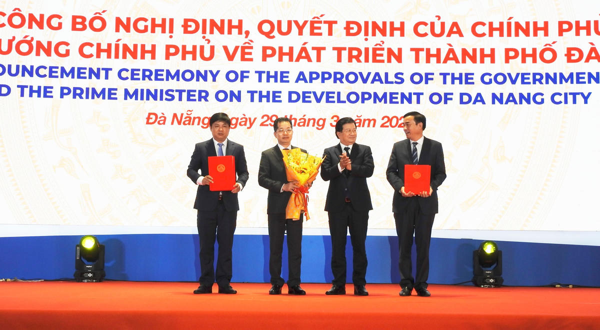 Phó Thủ tướng Trịnh Đình Dũng trao Nghị định, Quyết định của Chính phủ và Thủ tướng Chính phủ cho lãnh đạo TP Đà Nẵng. Ảnh: Thanh Tùng.