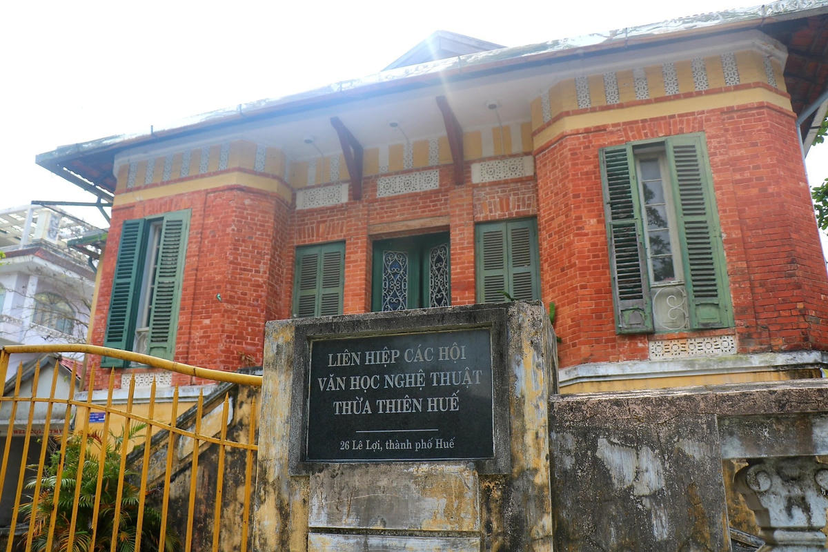Đây là ngôi biệt thự Pháp nguyên là trụ sở Liên hiệp các Hội văn học nghệ thuật tỉnh Thừa Thiên - Huế. Với kiến trúc Pháp được xây dựng đầu thế kỷ 20, ngôi biệt thự có kiến trúc đẹp, độc đáo, mang nhiều giá trị văn hóa và lịch sử đến nay đã hơn 100 năm tuổi. Sau năm 1975, biệt thự này là điểm đến của nhiều văn, nghệ sĩ nổi tiếng xứ Huế.