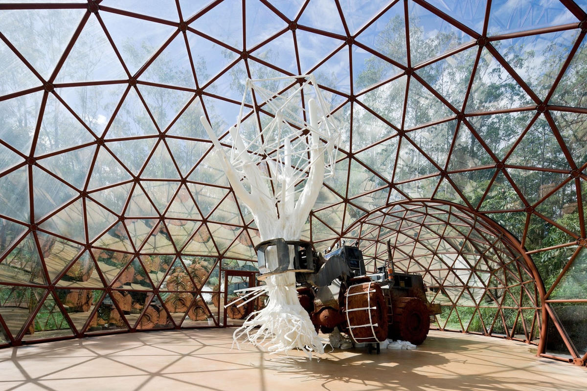 Tác phẩm nghệ thuật trưng bày trong Trung tâm nghệ thuật đương đại Inhotim ở Brumadinho, Brazil. Ảnh: The Travel.  