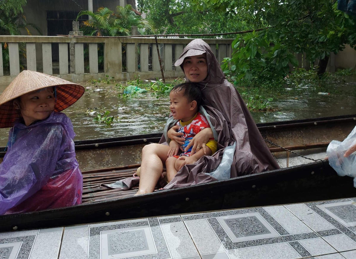 Một gia đình đã chủ động sơ tán đến nơi an toàn.