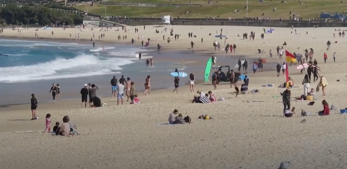 Khung cảnh đông đúc tại bãi biển Bondi, bang New South Wales (Sydney) - một trong những vùng ngoại ô giàu có nhất Sydney (Ảnh: Reuters).