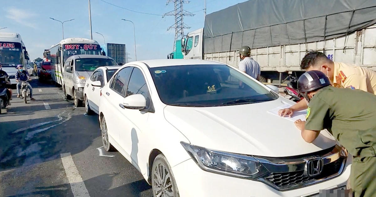 5 ô tô tông liên hoàn ở cửa ngõ Sài Gòn.