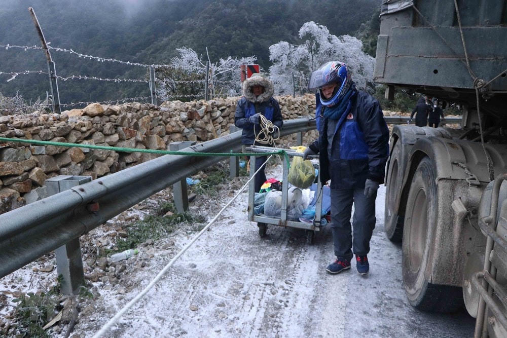 Người dân vận chuyển nhu yếu phẩm bằng phương tiện thô sơ. (Ảnh: Nguyễn Oanh/TTXVN).