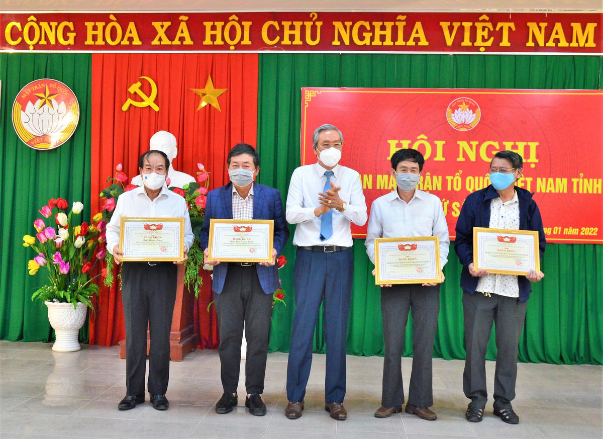 Ông Lê Văn Bình, Chủ tịch Ủy ban MTTQ Việt Nam tỉnh Ninh Thuận trao tặng Bằng khen của Ủy ban Trung ương MTTQ Việt Nam cho 6 tập thể và 9 cá nhân có thành tích xuất sắc năm 2021 