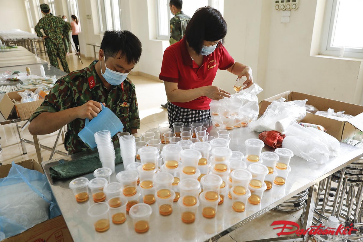 Nước mắm được chia thành từng hộp nhỏ đi kèm theo các suất ăn. Ảnh: Quang Vinh. 