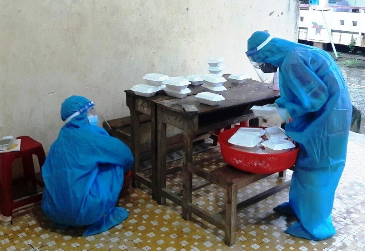 Thầy cô giáo đưa cơm cho các học sinh bị cách ly.