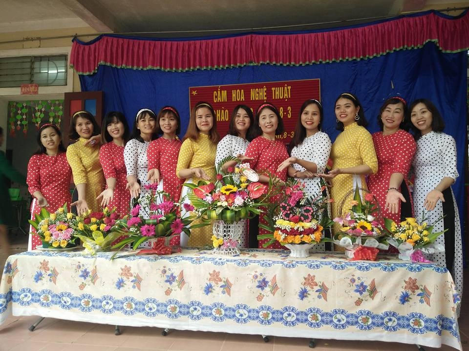 Về phần mình, những người phụ nữ không dám mong gì hơn. 