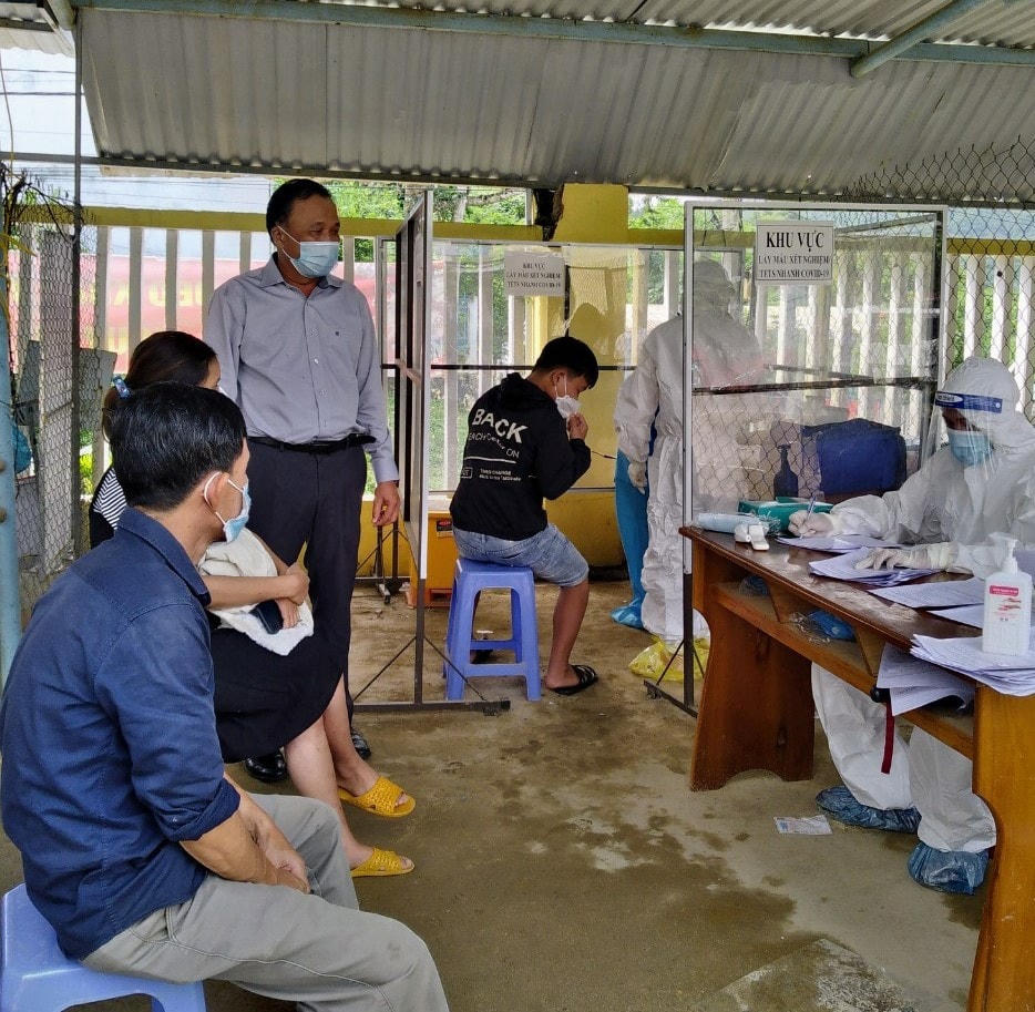 Ngành Y tế Quảng Nam đang lấy mẫu xét nghiệm Covid-19.
