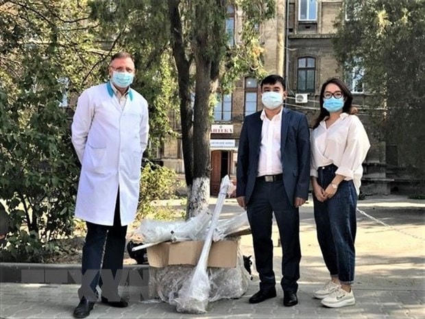 Tặng thiết bị y tế cho Bệnh viện truyền nhiễm Odessa. (Ảnh: Hội người Việt Nam tỉnh Odessa cung cấp).