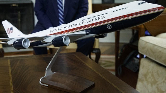 Chương trình thay chuyên cơ mới được đưa ra từ thời cựu Tổng thống Mỹ Barack Obama nhưng người kế nhiệm Donald Trump không hài lòng vì đắt đỏ. (Ảnh: AFP).