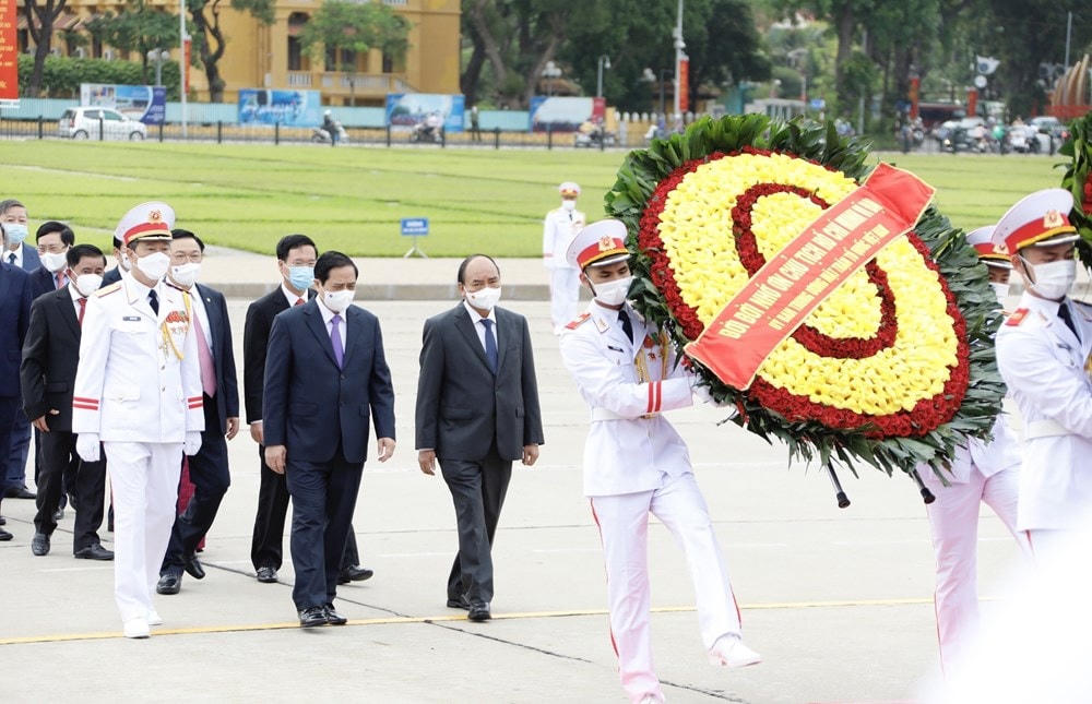 Lãnh đạo Đảng, Nhà nước đặt vòng hoa và vào Lăng viếng Chủ tịch Hồ Chí Minh. (Ảnh: Dương Giang/TTXVN).
